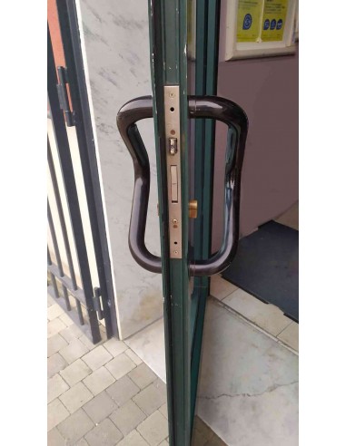 Maniglioni-tubolari-ad-l-nero-in-coppia-per-porta-vetrina-in-alluminio-esempio-montaggio-interno-esterno