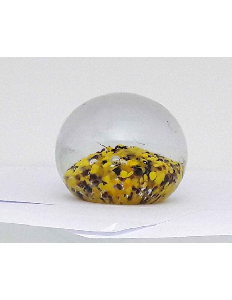 Fermacarte-sferico-in-vetro-con-decorazioni-interne-giallo-marrone-3