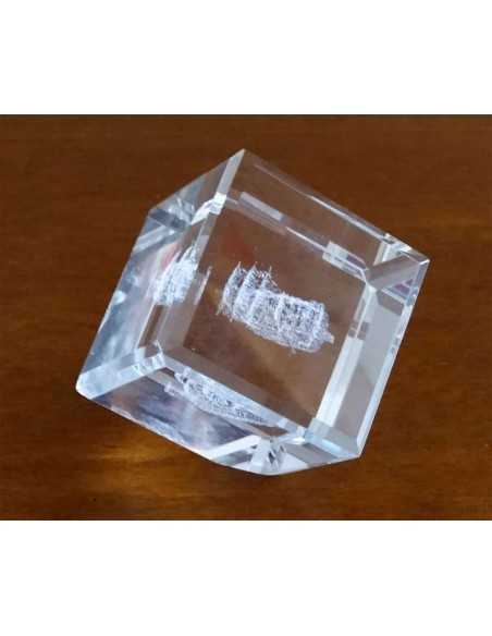 Fermacarte-cubo-in-cristallo-con-incisione-laser-3d-veliero-1