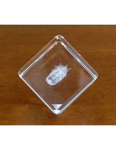 Fermacarte-cubo-in-cristallo-con-incisione-laser-3d-veliero-2