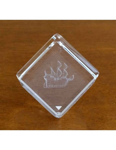 Fermacarte-cubo-in-cristallo-con-incisione-laser-3d-veliero-5