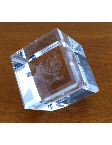 Fermacarte-cubo-in-cristallo-con-incisione-laser-3d-veliero-6
