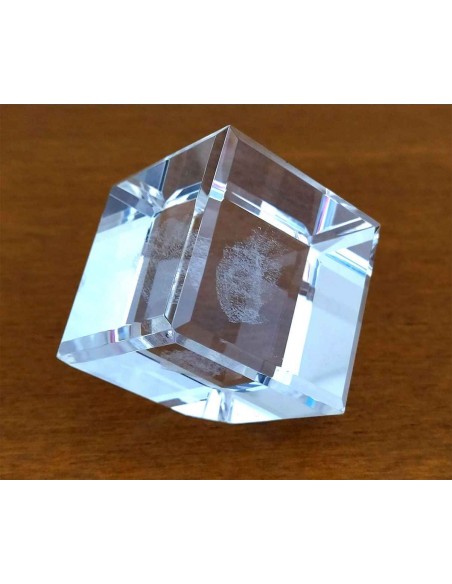 Fermacarte-cubo-in-cristallo-con-incisione-laser-3d-veliero-7
